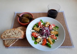 Ensalada mediterránea con berenjenas de Almagro y queso feta