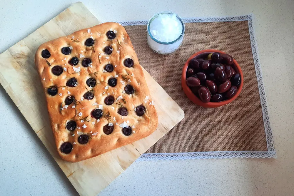 Focaccia casera con aceitunas Kalamata y romero