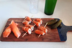 Brochetas de salmón ahumado con queso crema y pepinillos
