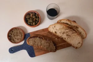 Tapenade de aceitunas casero con ajo asado y pan rústico