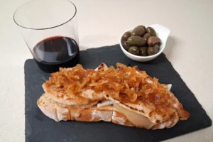 Tosta de lomo y queso con cebolla caramelizada