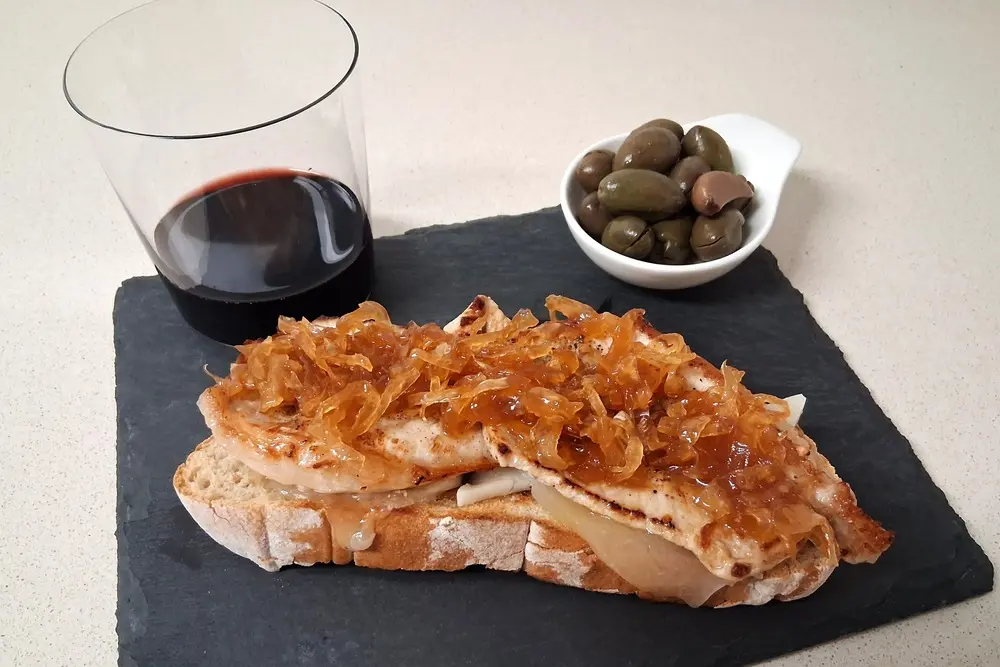 Tosta de lomo y queso con cebolla caramelizada