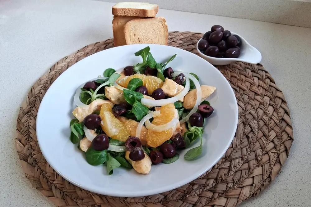 Ensalada templada de pollo con naranja y aceitunas