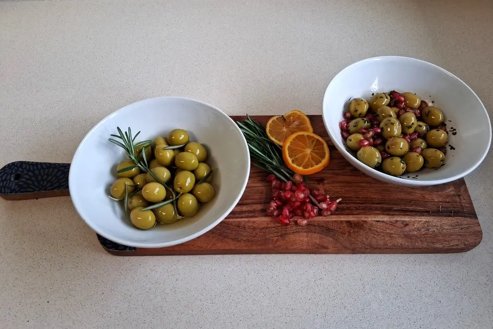 Aceitunas aliñadas caseras con dos aliños navideños
