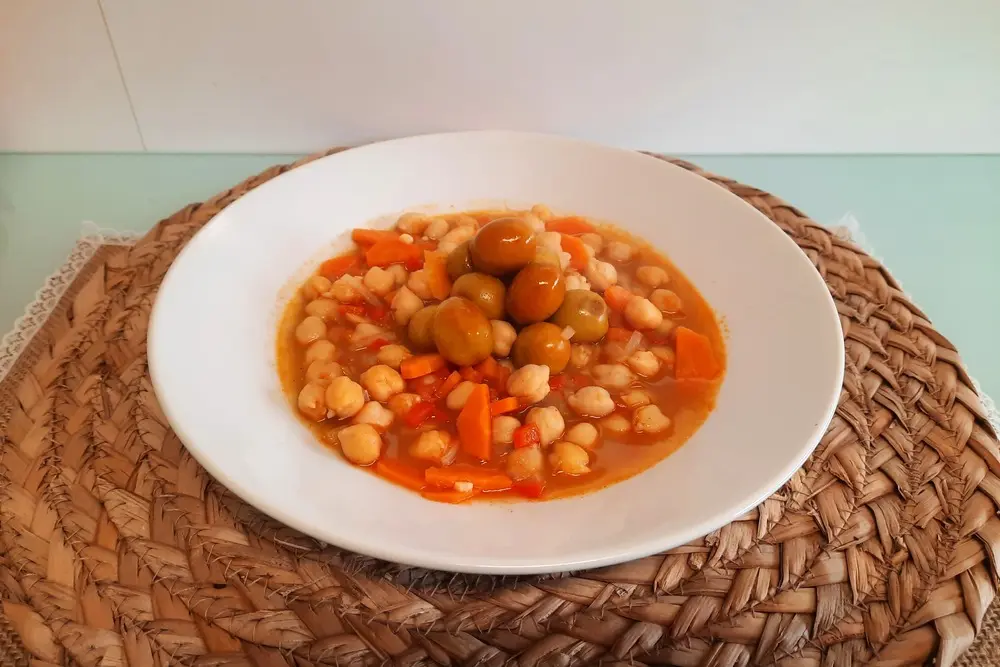 Guiso de garbanzos rápido con verduras y aceitunas
