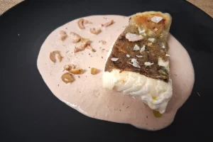 Bacalao confitado con crema de aceitunas aloreñas