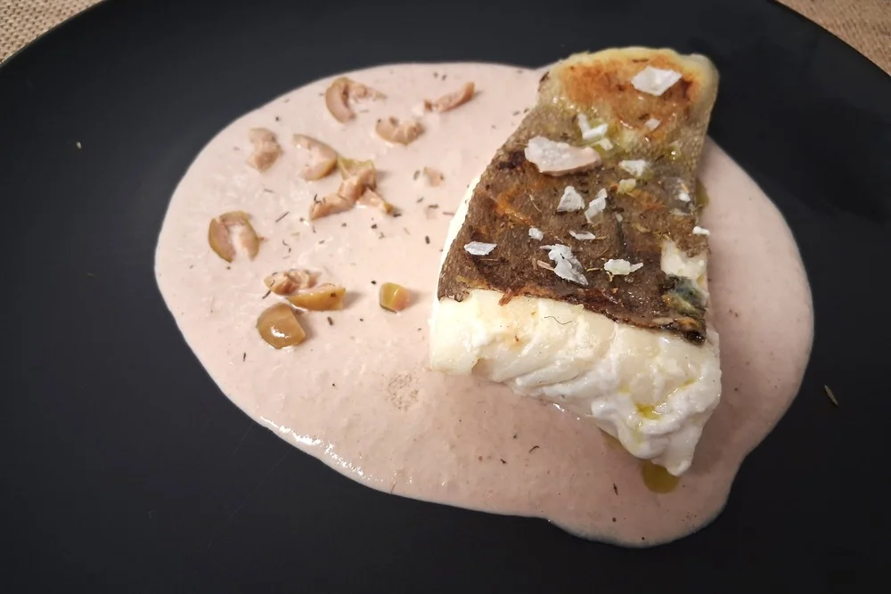 Bacalao confitado con crema de aceitunas aloreñas
