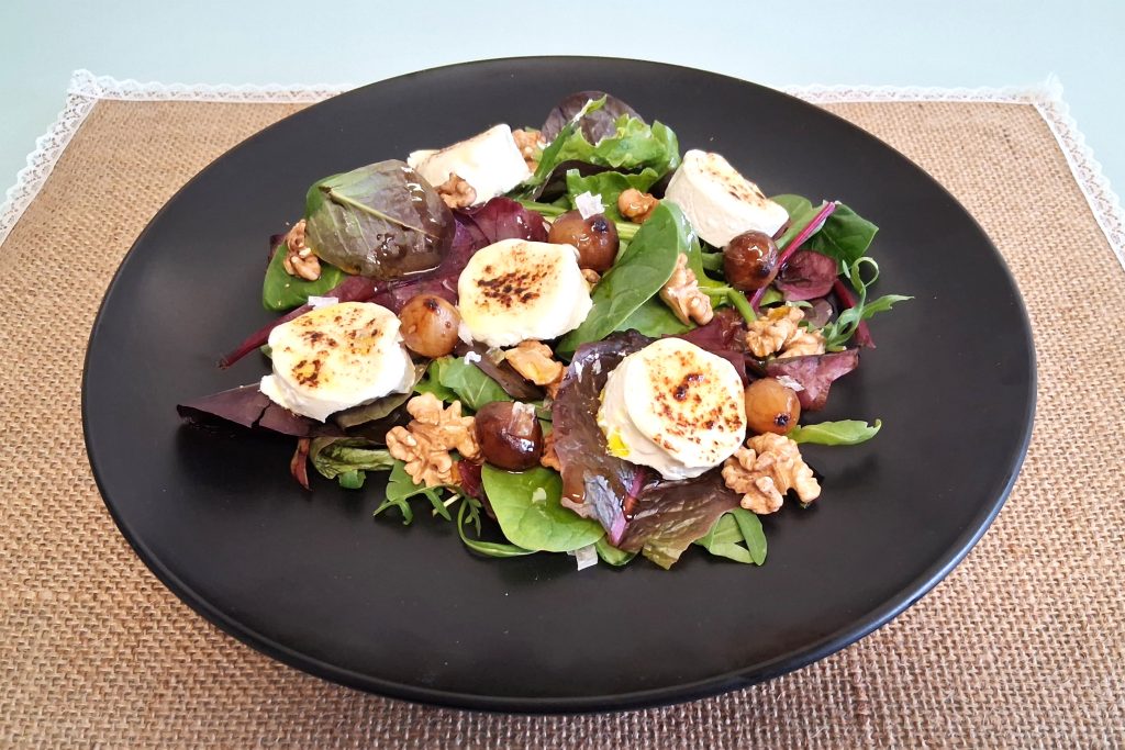 Ensalada templada de queso de cabra gratinado