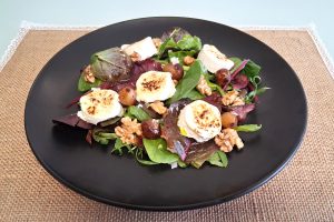 Ensalada templada de queso de cabra gratinado