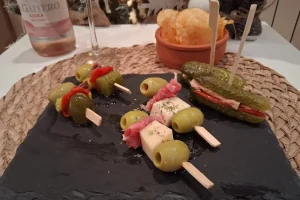 Pinchos fáciles para aperitivo con aceitunas y encurtidos
