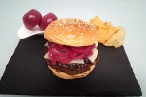 Hamburguesa gourmet casera con cebolla en vinagre y queso curado