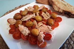 Ensalada de atún con aceitunas y tomate confitado