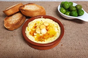 Hummus de altramuces con pan tostado