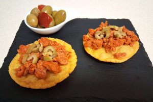 Tortos con picadillo y aceitunas de la abuela