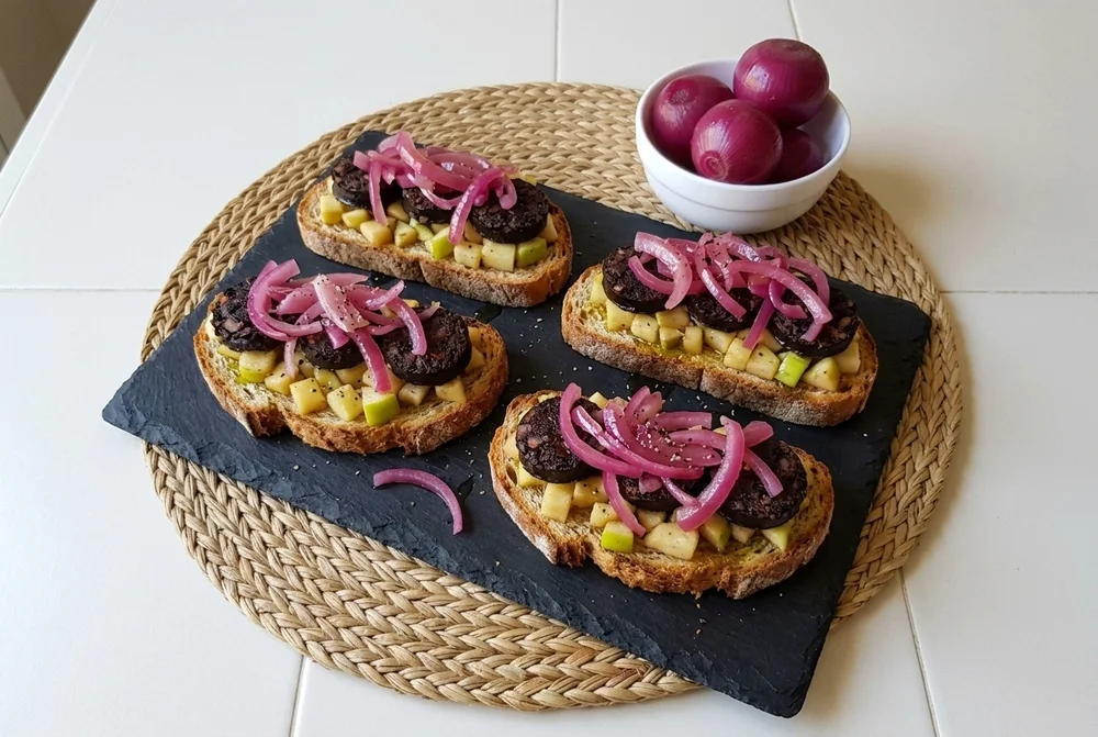 Tostas de morcilla con manzana y cebolleta roja encurtida